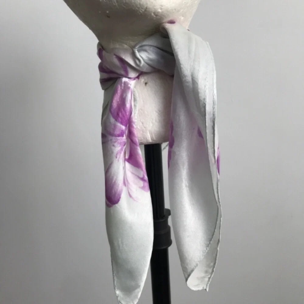 ELLEN TRACY WOMEMS SILK SCARF GRAY PURPLE SATIN BANDANA
